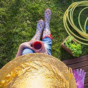 Pay_attention_to_the_weather_square_taking_a_break_gardening