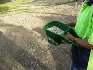 Prepare_for_a_new_lawn_fertilise