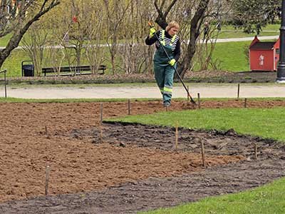 Soil_under_turf__0001_Spreading soil