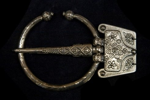 Fibbia Cintura Ovale Con Incisione Girasole – Finitura Argento, Lega Di Zinco 9,5x5,1cm