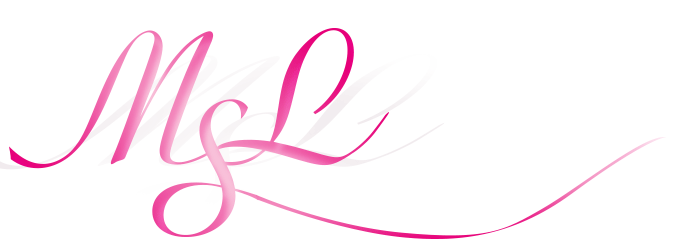 Bokstaven m er skrevet i rosa på en hvit bakgrunn.