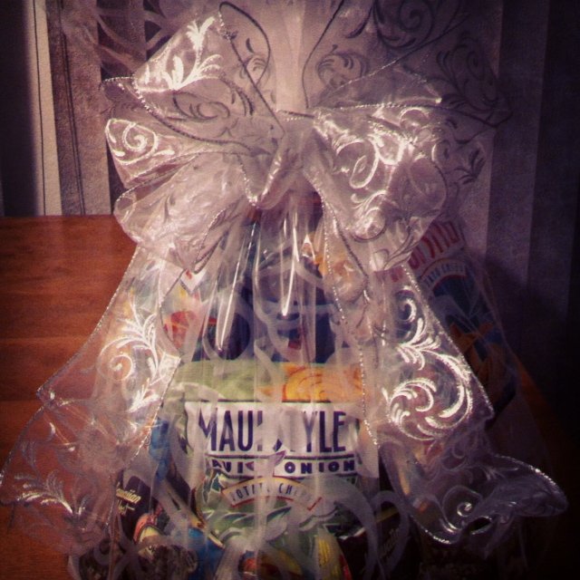 Gift baskets delivered to Maui residents with Hawaii products