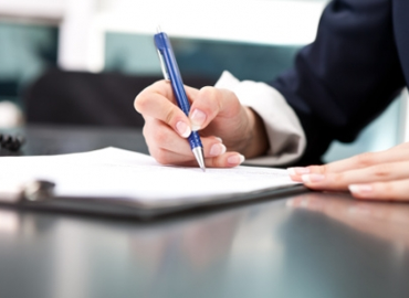 Persona firmando un documento 