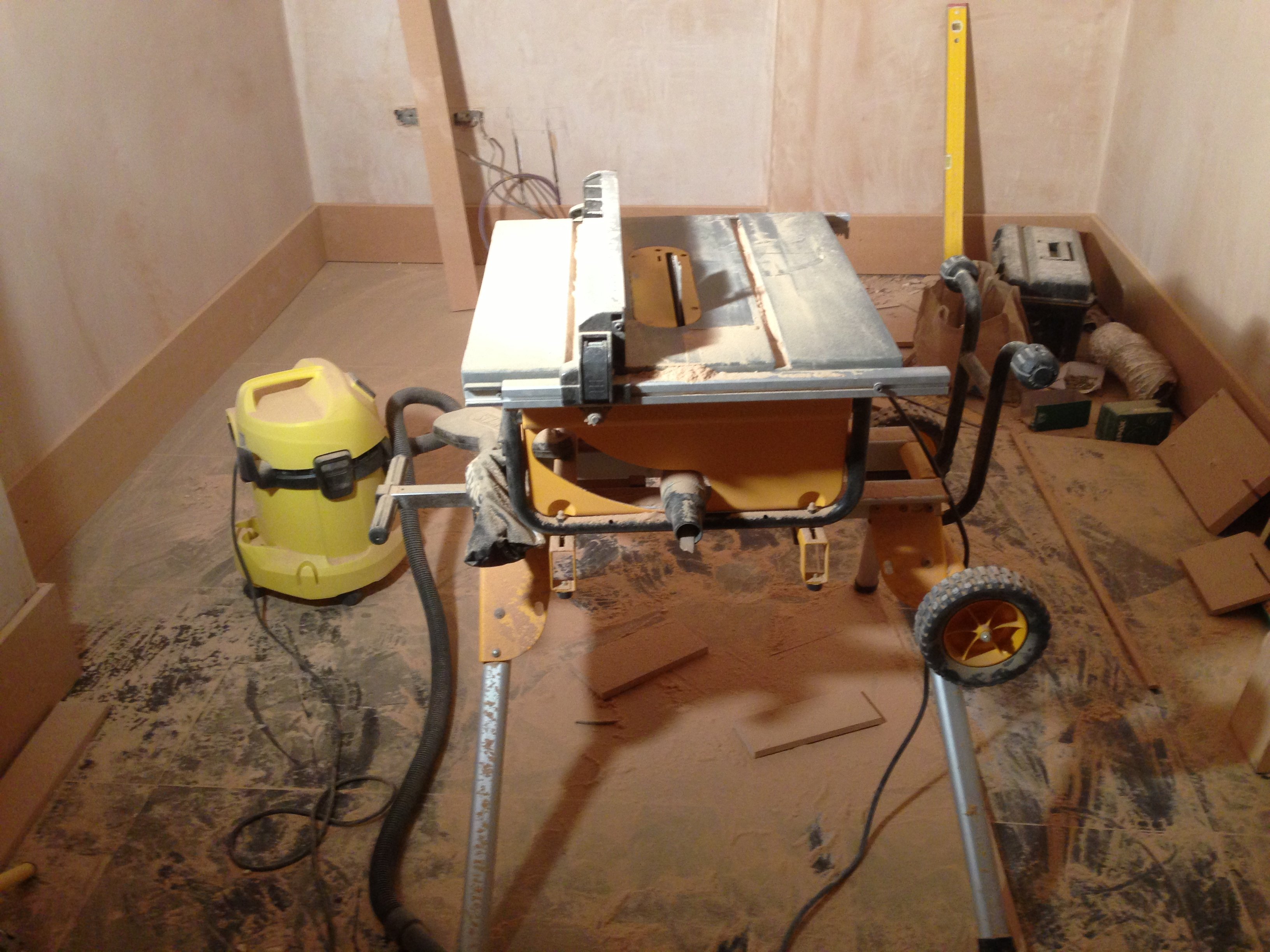 Hotel, Room working area with table saw