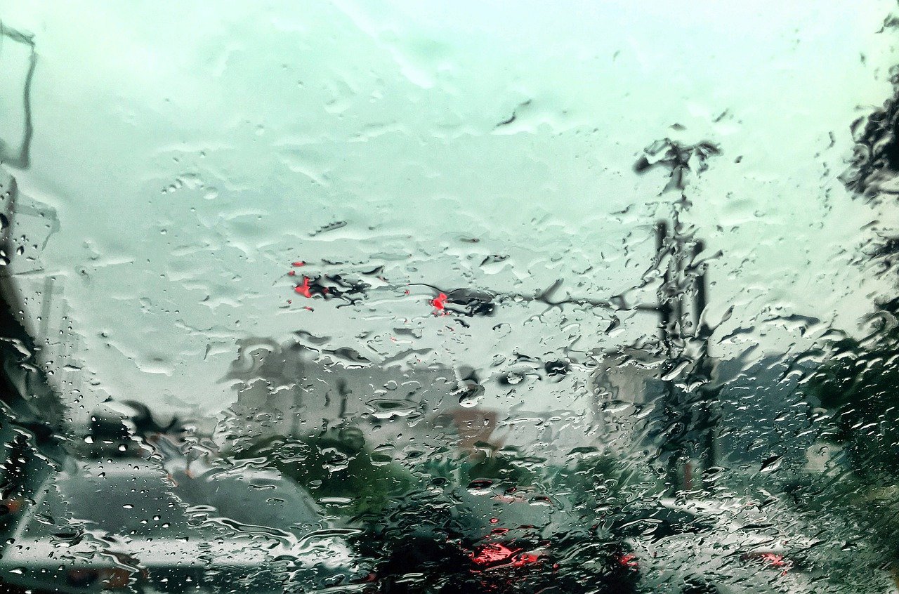 [VIDEO] How to easily maximize windshield visibility for safer driving